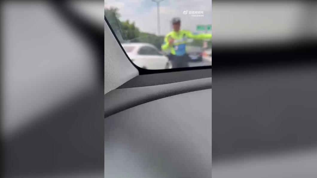 車主納悶為何不能上高架道路，交警回應「因為你是特斯拉」。（圖 / 翻攝自微博）