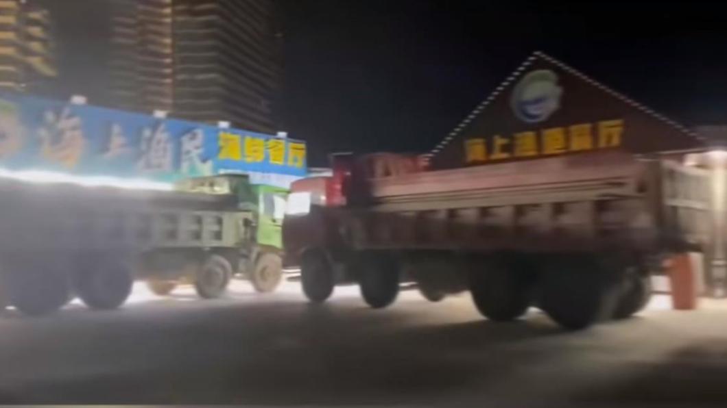廣東海景餐廳老闆花了近9萬，租下12輛卡車。（圖／翻攝自極目新聞）