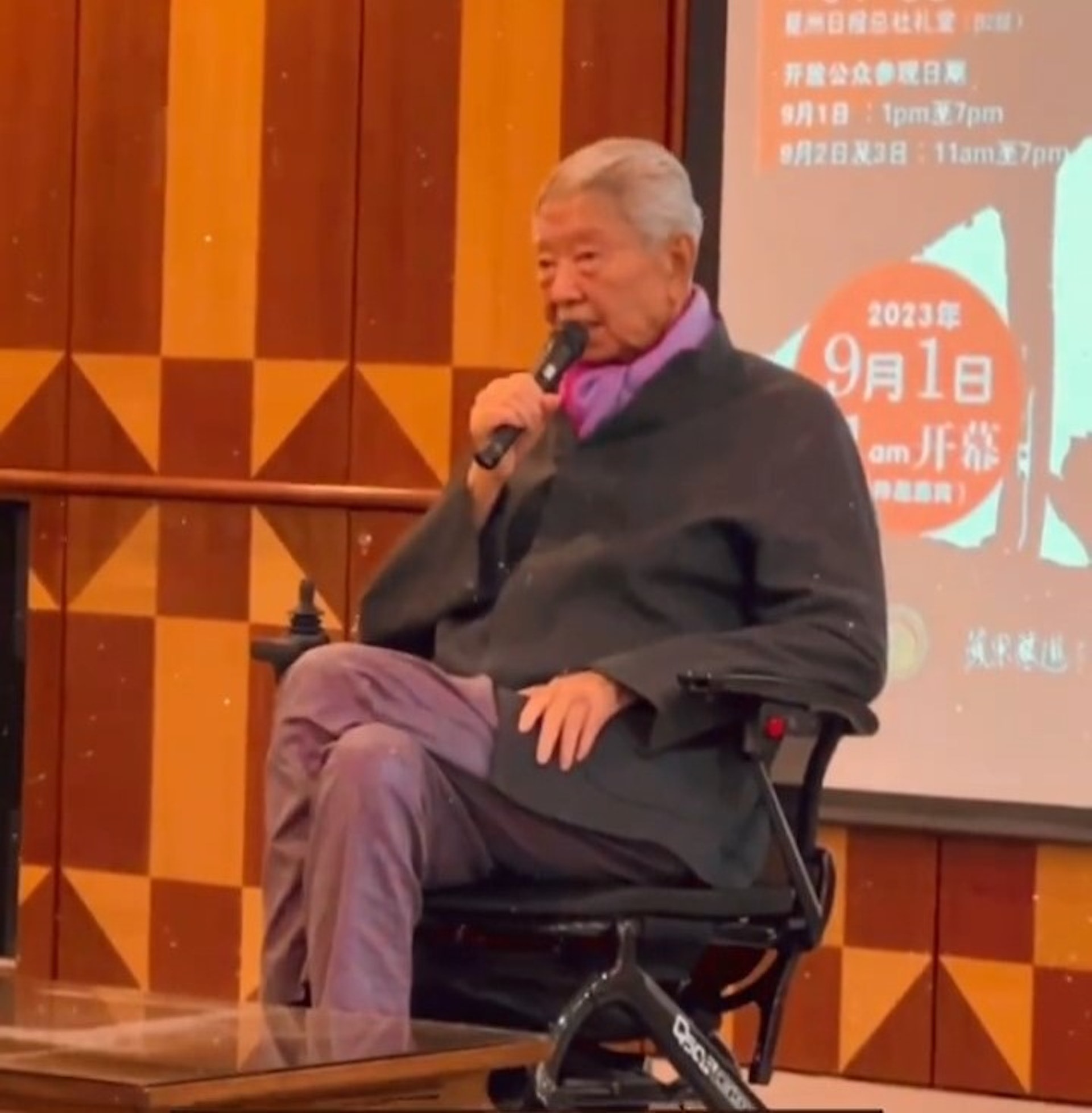 蔡瀾不慎摔傷,必須坐輪椅現身。(圖/翻攝自小紅書)