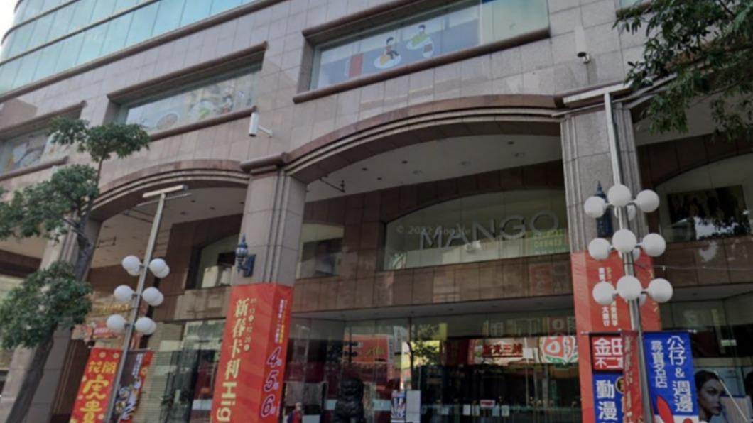 位在SOGO百貨隔壁的新光三越三多店正常營業。（圖／翻攝自Google Maps）