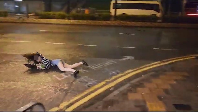 一名女子不敵強風被吹倒。(圖/翻攝自網路影片)