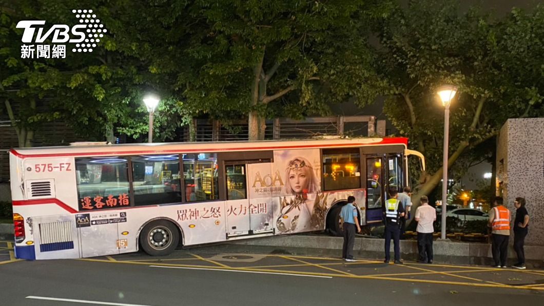 颱風沒吹倒路樹先被撞倒!松機前公車暴衝 司機:煞車踩成油門