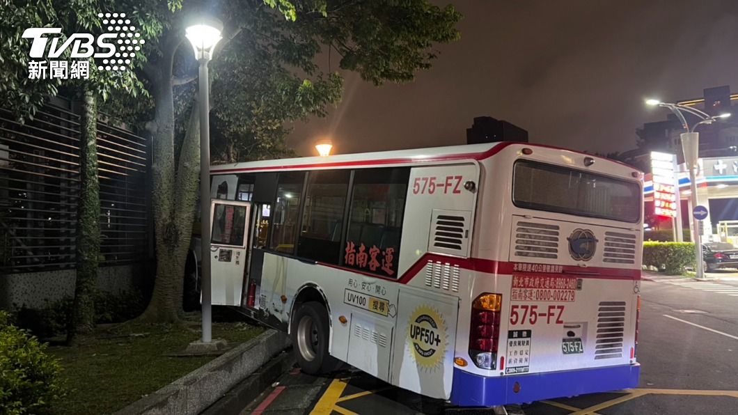 公車衝上安全島。（圖／TVBS）