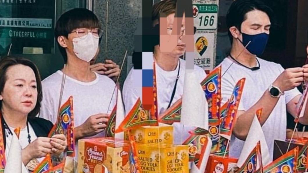 炎亞綸(左2)先前低調現身普渡。(圖/翻攝自瑪林老師臉書)