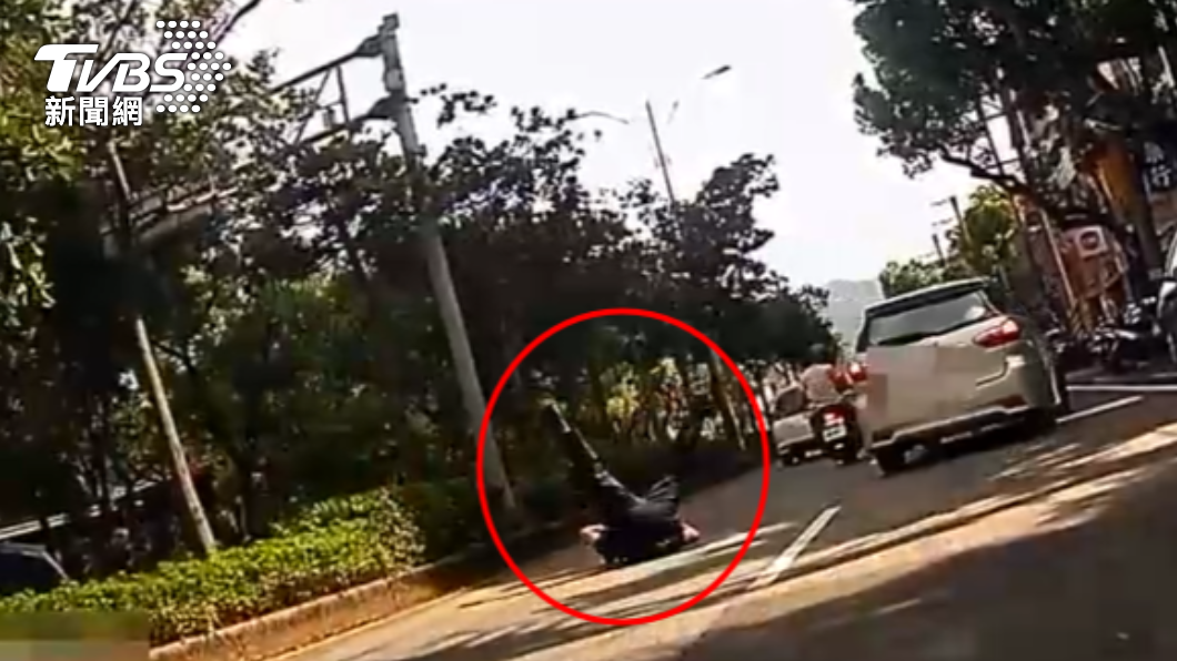 員警遭通緝犯衝撞後倒地受傷。（圖／TVBS）
