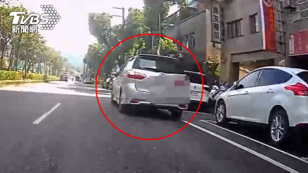 巡邏員警發現通緝犯併排違停。(圖/TVBS)