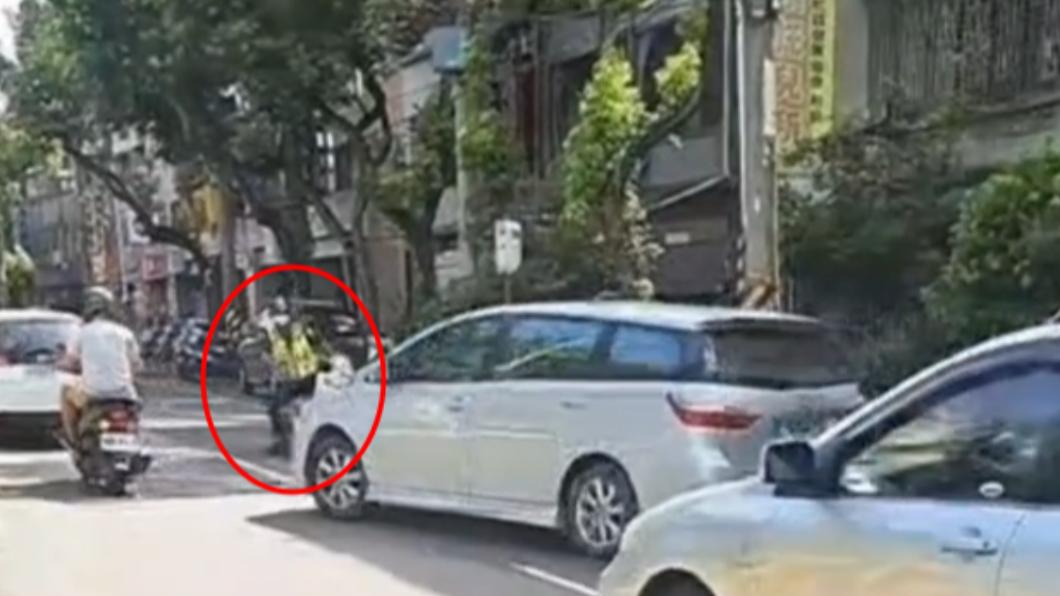 通緝犯衝撞員警。(圖/翻攝自社會事新聞影音)