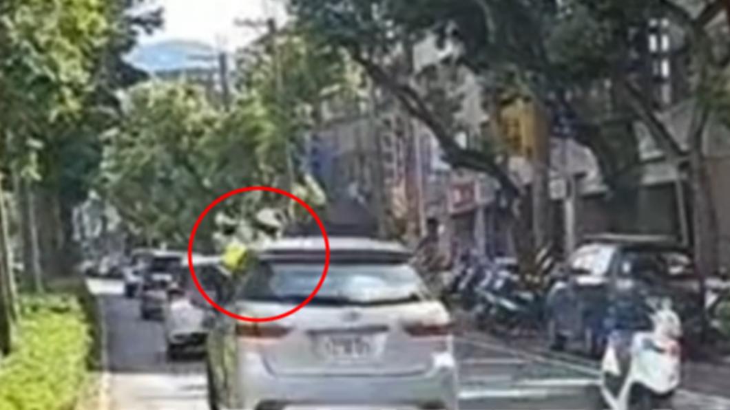 員警當下使用護身倒法,減緩衝擊力道,僅受輕傷。(圖/翻攝自社會事新聞影音)
