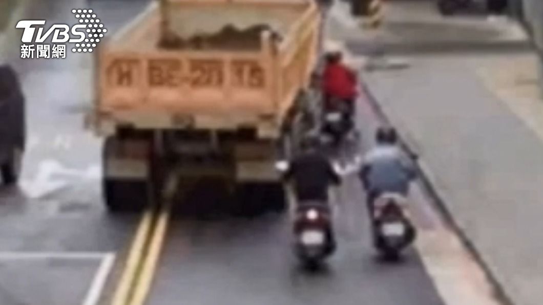紅衣機車騎士遭砂石車碰撞。(圖/TVBS)