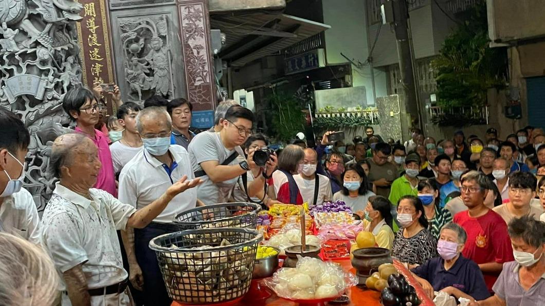 龍君廟撒幣的習俗至今已開辦40年,每年都會以1年加1千的方式累進。(圖/翻攝自謝奇峰臉書)