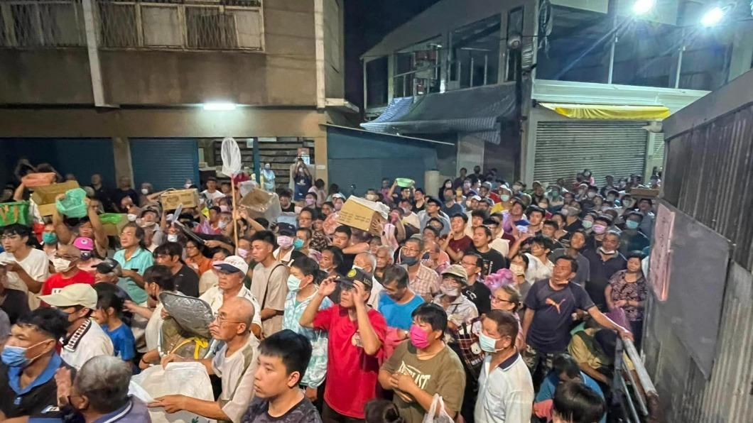 大家手提袋內滿滿的戰利品,見證了冥陽二利皆大歡喜的夜晚。(圖/翻攝自謝奇峰臉書)