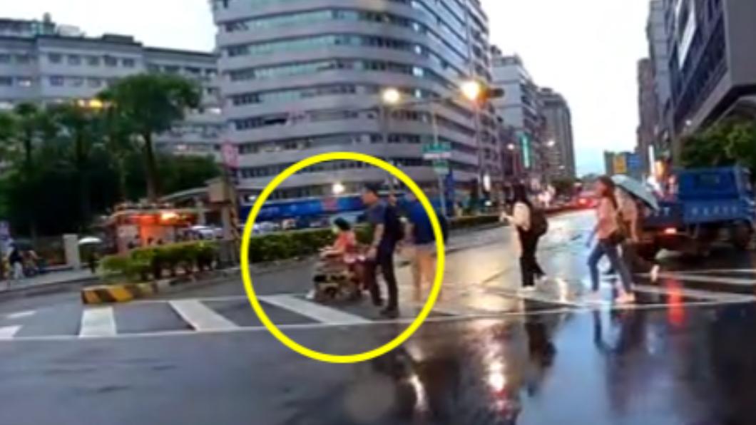 輪椅婦人通過斑馬線。(圖/翻攝自記者爆料網)