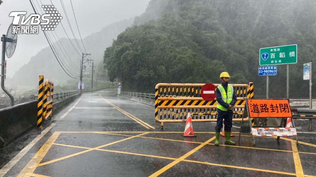 周邊道路接連封閉。（圖／TVBS）
