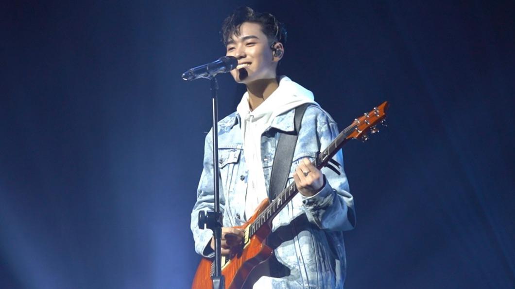 須弘道在個人Solo橋段以電吉他彈唱西班牙神曲。（圖／種子音樂提供）