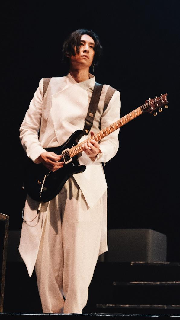 吉他手老鼠感性表示颱風天還可以看到粉絲冒雨前來很感動。(圖/KKLIVE提供)