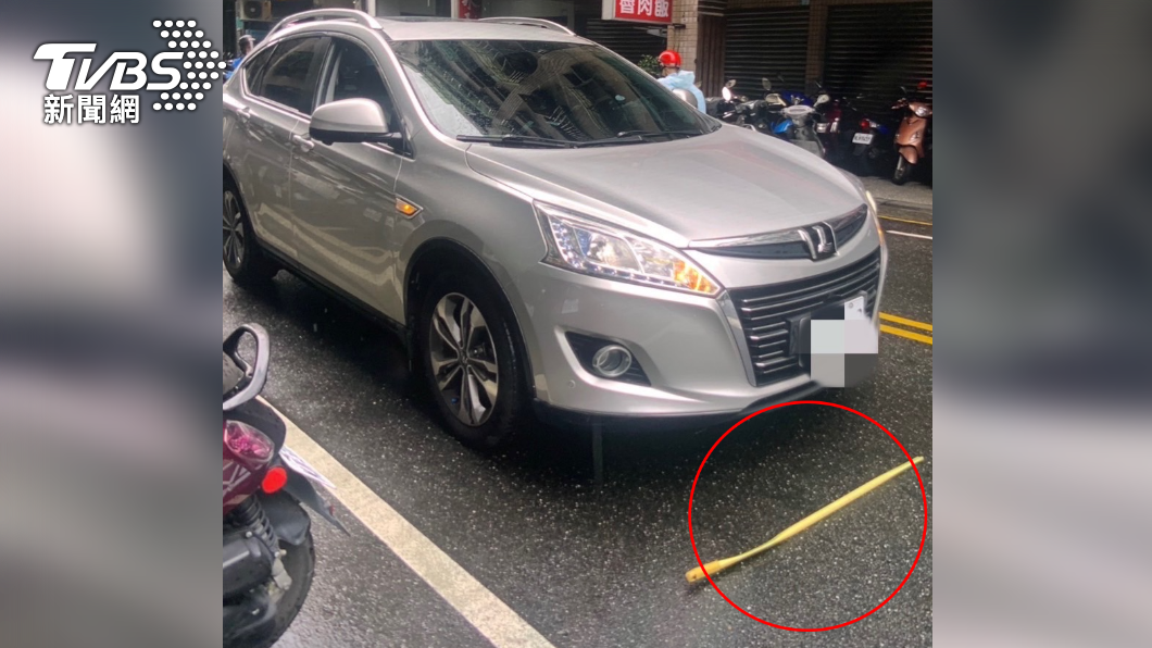 差一點!駕駛停紅綠燈遭空降曬衣桿擊中「險插擋風玻璃」