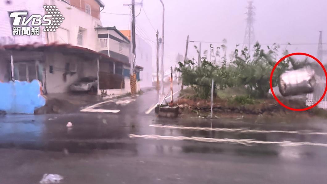 東河一處路旁的水塔遭吹倒。（圖／TVBS）