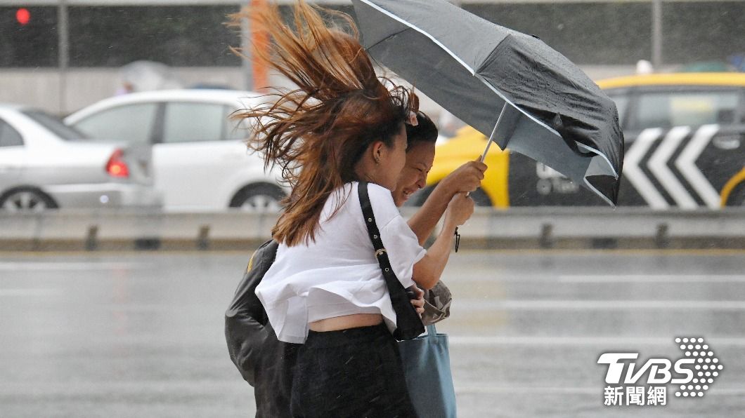 受颱風及其外圍環流影響,明起慎防強風豪雨。(圖/胡瑞麒攝)