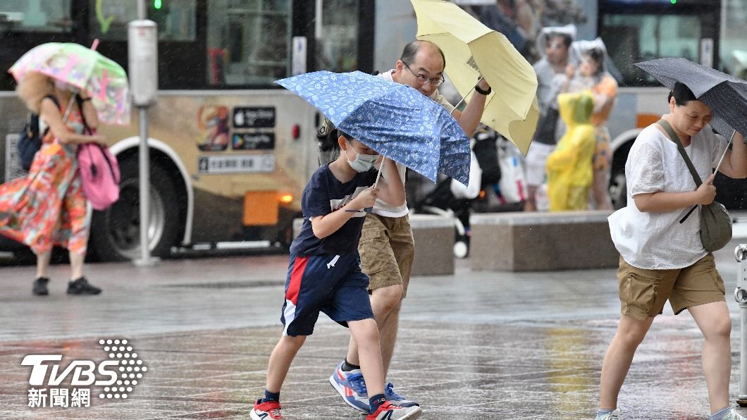怨「沒颱風假」冒雨上班！他一律刪好友　怒譙：一輩子沒出息