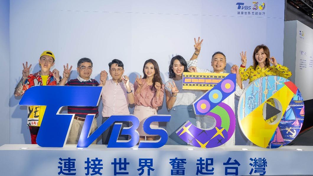 《健康2.0》主持人與專家們一起與TVBS 30主視覺合影。(圖/TVBS)