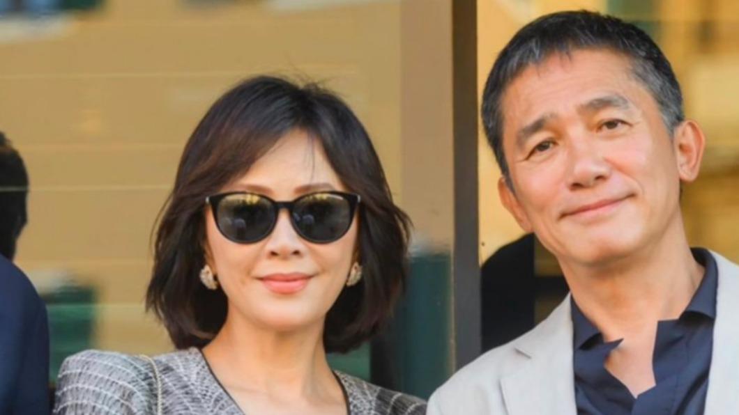 梁朝偉嘟嘴甜吻愛妻! 劉嘉玲親曝「無碼親親照」放閃