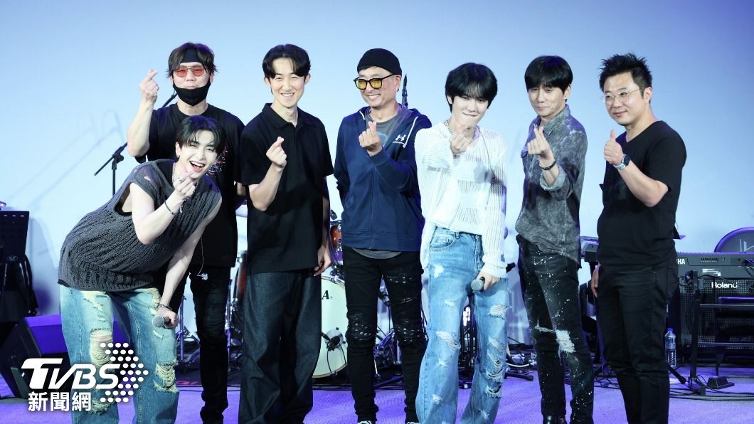 李東烈(最左)、李歡喜(右三)特別邀請韓國頂尖樂手來台合作演出。(圖/趙世平攝)