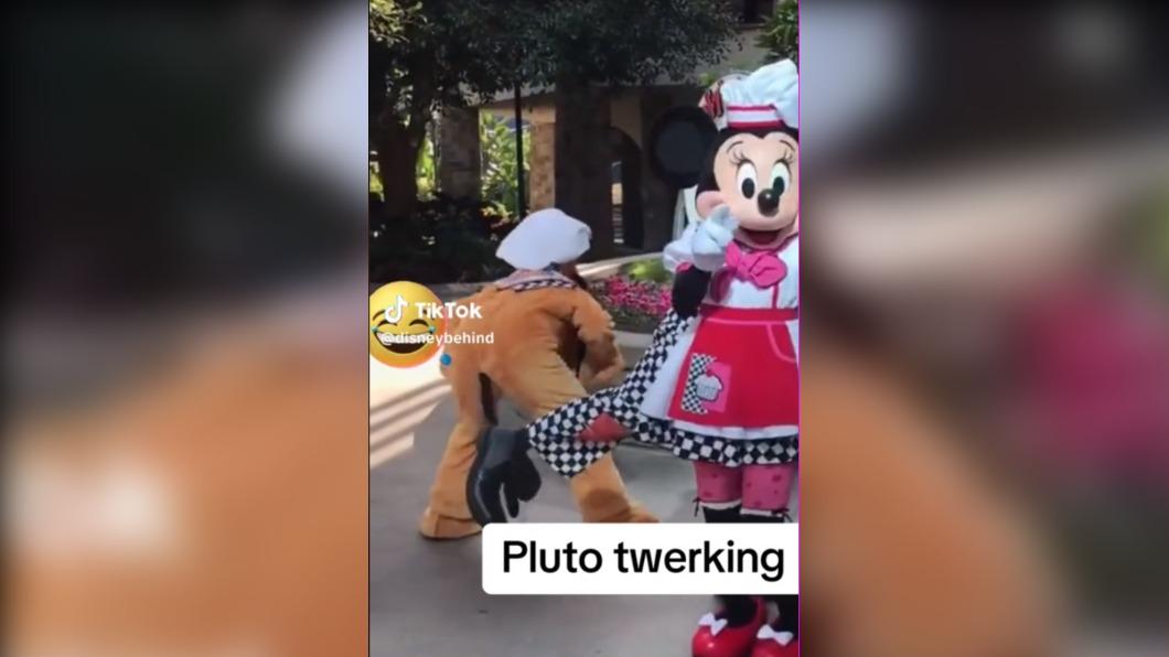 一名布魯托（Pluto）的演職人員突然背對觀眾狂跳「電臀舞」，引起熱議。（圖 / 翻攝自TikTok）