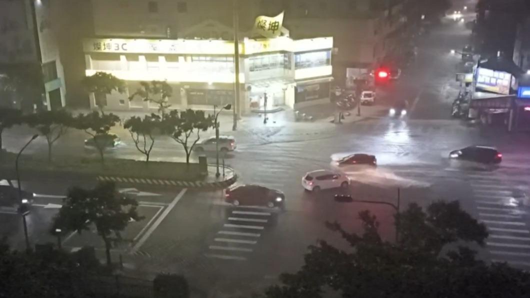 海葵來襲高雄逢大潮！市區道路成「漂漂河」　前鎮車輛拋錨卡路上