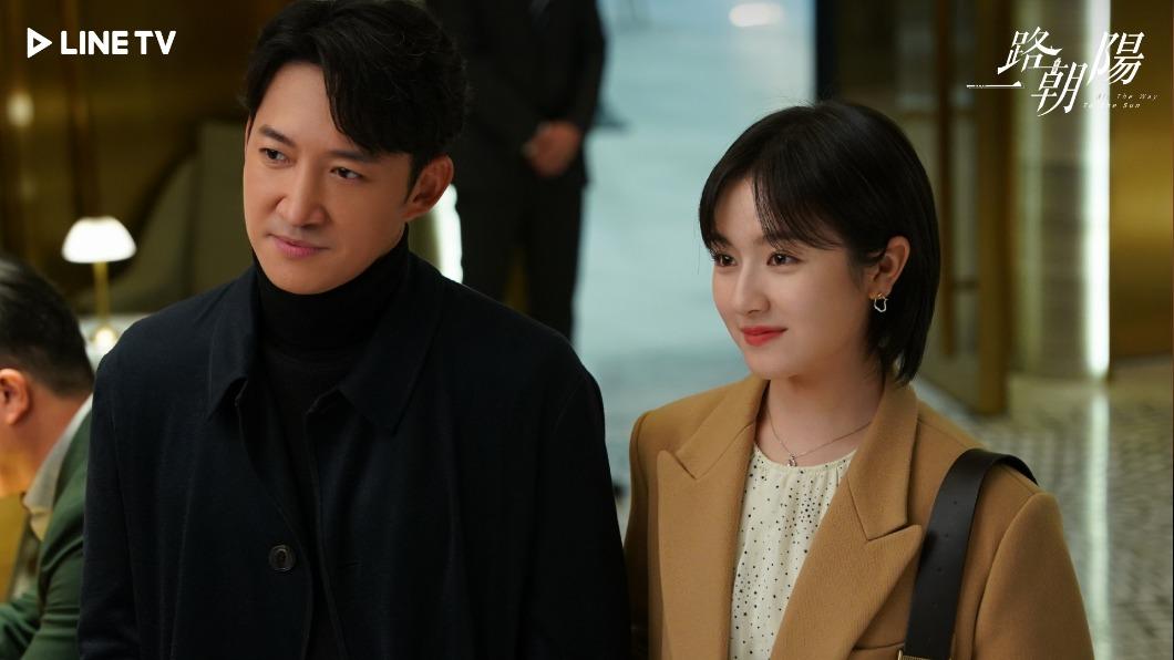 《一路朝陽》王陽(左)在劇中愛上李蘭迪(右),並展開追求。(圖/LINE TV提供)