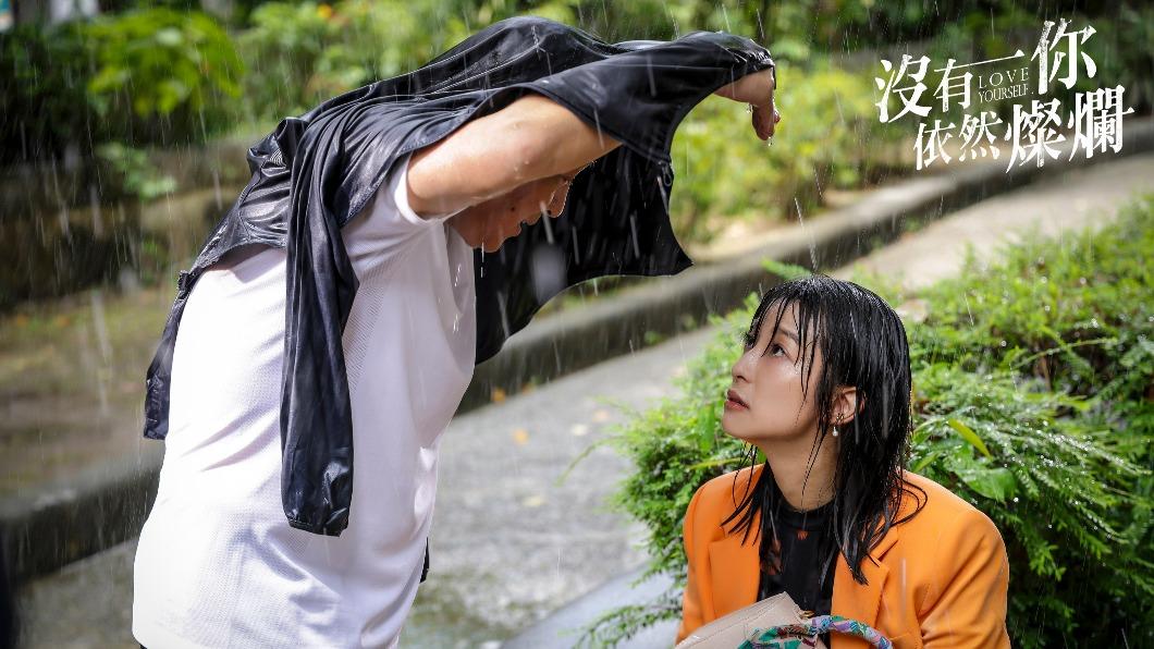 《沒有你依然燦爛》庹宗華(左)變身戀愛腦狂粉,與賴雅妍共譜「父女戀」。(圖/時創影業提供)