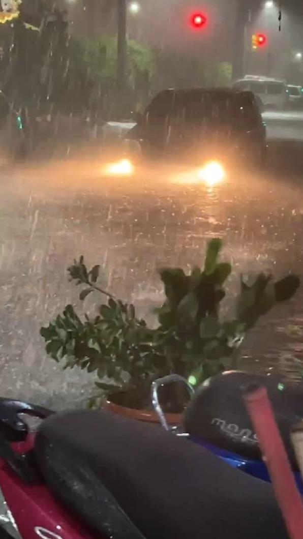 高雄前鎮區有民眾疑似車輛泡水拋錨,動彈不得。(圖/民眾提供)