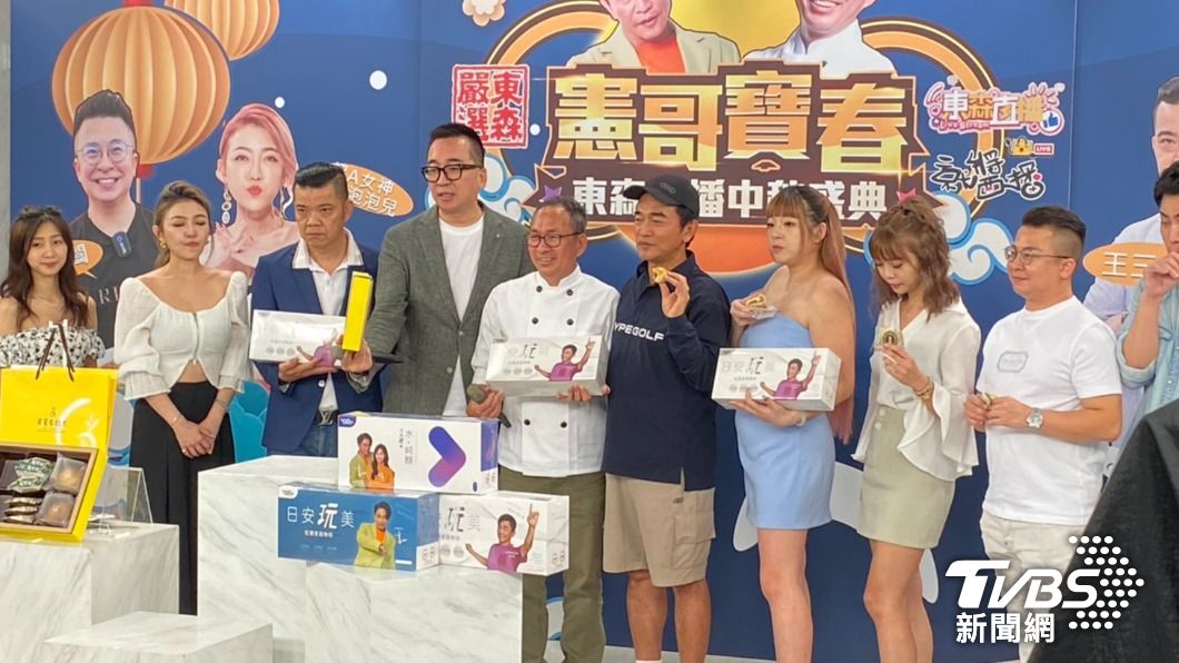 王世均(左4)出席直播活動。(圖/林彥君攝)