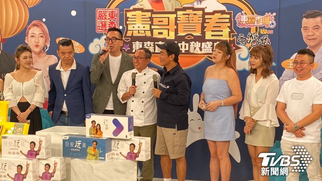 王世均(左3)出席直播活動。(圖/林彥君攝)