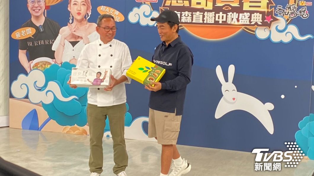 吳宗憲(右)與吳寶春同台宣傳禮盒。(圖/林彥君攝)