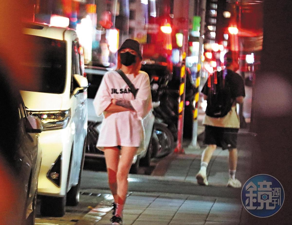 8/26 23:12 兩人走到大安路時，突然看似講好般反方向分開行動。（圖／鏡週刊）