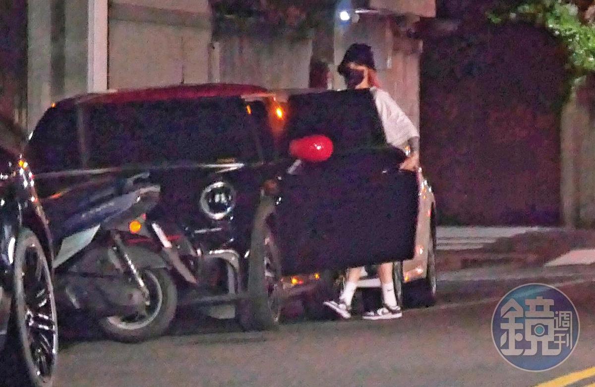 8/26 23:15 鄭雲燦拐進巷弄內,原來她的車就停在路邊車格。(圖/鏡週刊)
