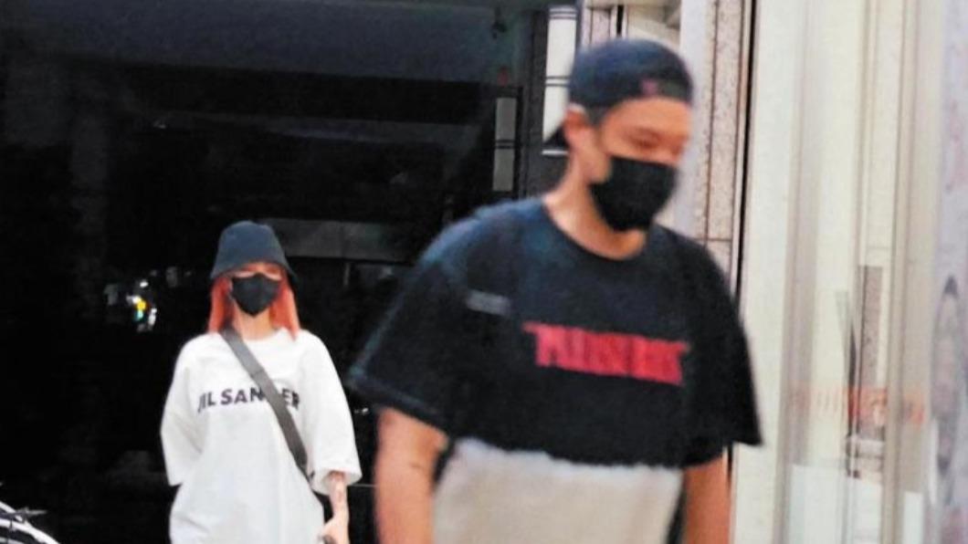 口水交流歐弟前妻!周湯豪情侶裝不藏了 前任愛的車牌OUT