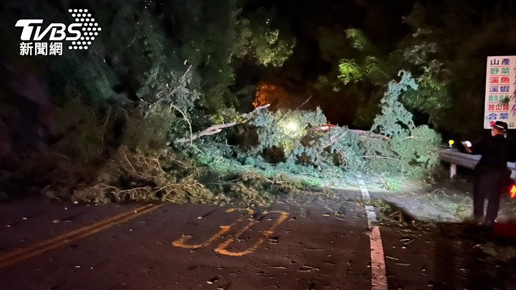 員警擺放交通錐實施管制。（圖／警方提供）