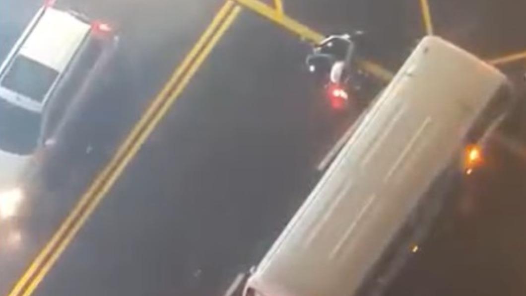 旁邊的休旅車也臨停在路邊,避免其它車輛行駛沒注意到機車。(圖/翻攝自爆料公社)