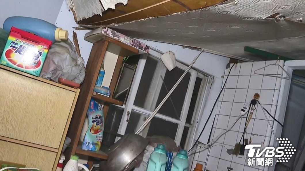 高雄刮12級暴風!路樹倒塌壓民宅 住戶睡夢中倉皇逃生