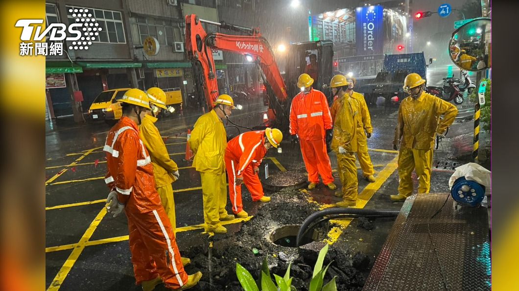 梓官一處工廠圍牆、鐵皮波浪板因風速過大掀起壓斷台電線路,台電同仁於現場進行斷線復舊。(圖/TVBS)