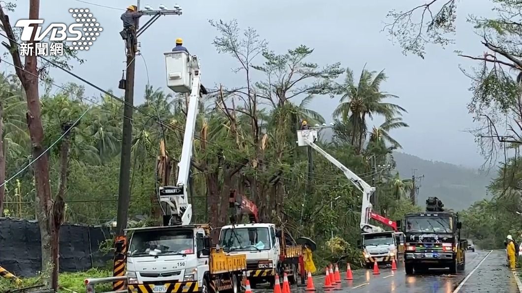 海葵颱風狂掃!台東街道滿目瘡痍 一度逾5萬戶停電、台電冒雨搶修
