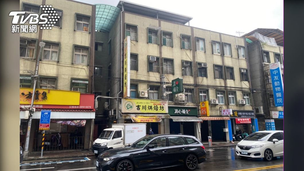 新北市新店稍早發生哥哥持刀砍傷親弟的家暴事件。（圖／TVBS）