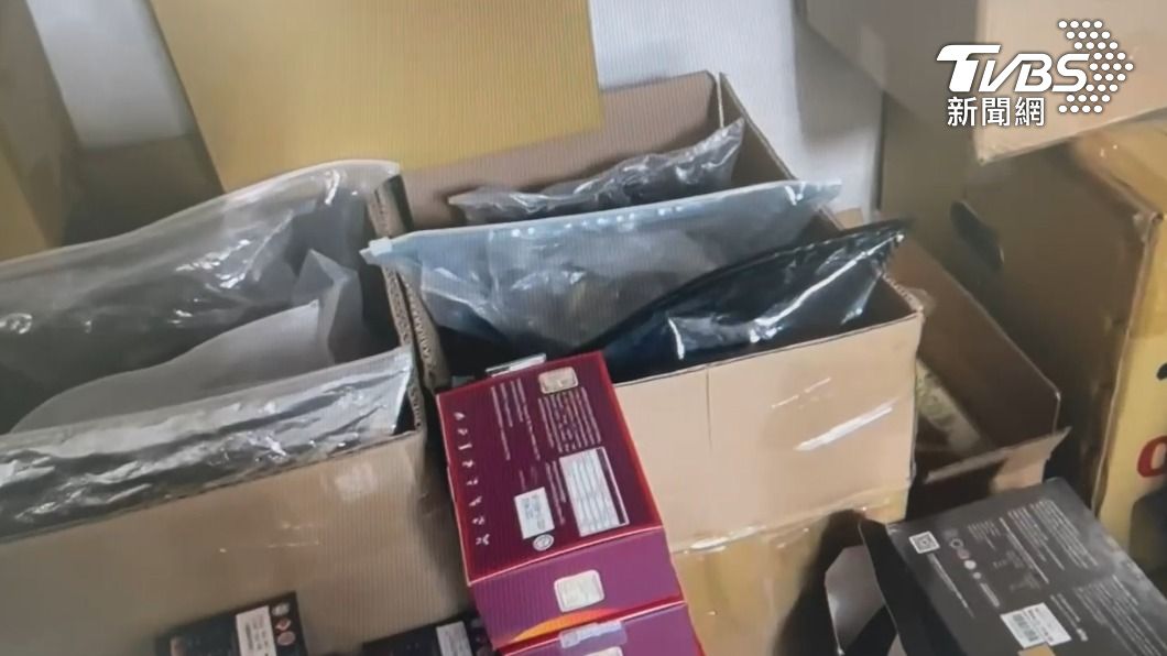 警方上門搜出大批精力糖果。(圖/TVBS)