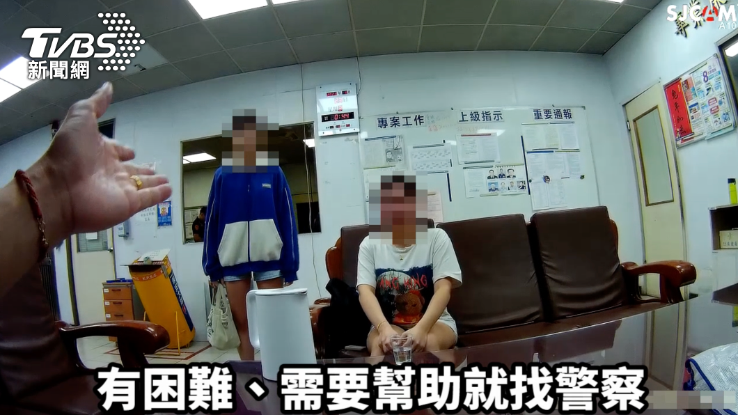 女子因失戀情緒不穩,員警強調,警察是最好的朋友。(圖/TVBS)