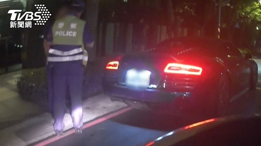 警方當下扣車扣牌,租車公司也將向設計師求償。(圖/TVBS)
