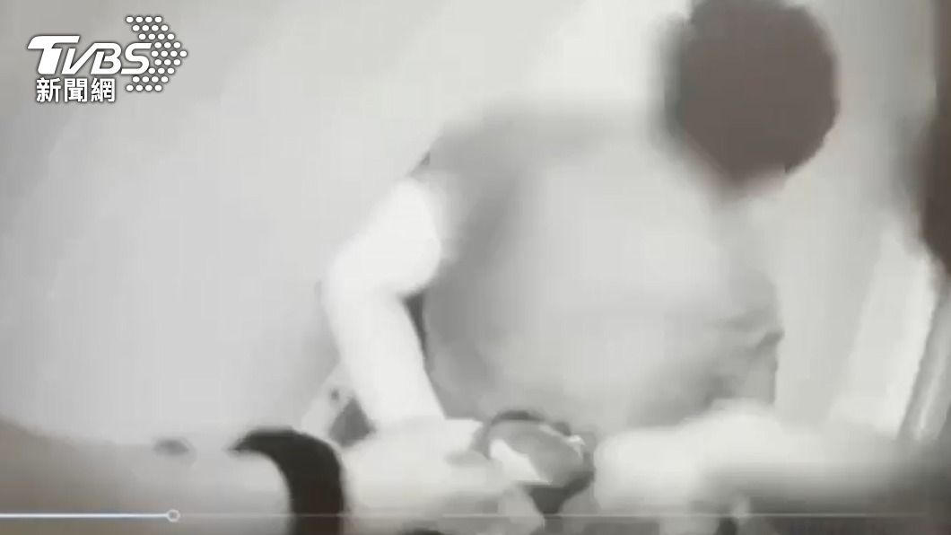 上班心情差!男持安全帽攔車挑釁 駕駛也非好惹的拿刀反擊
