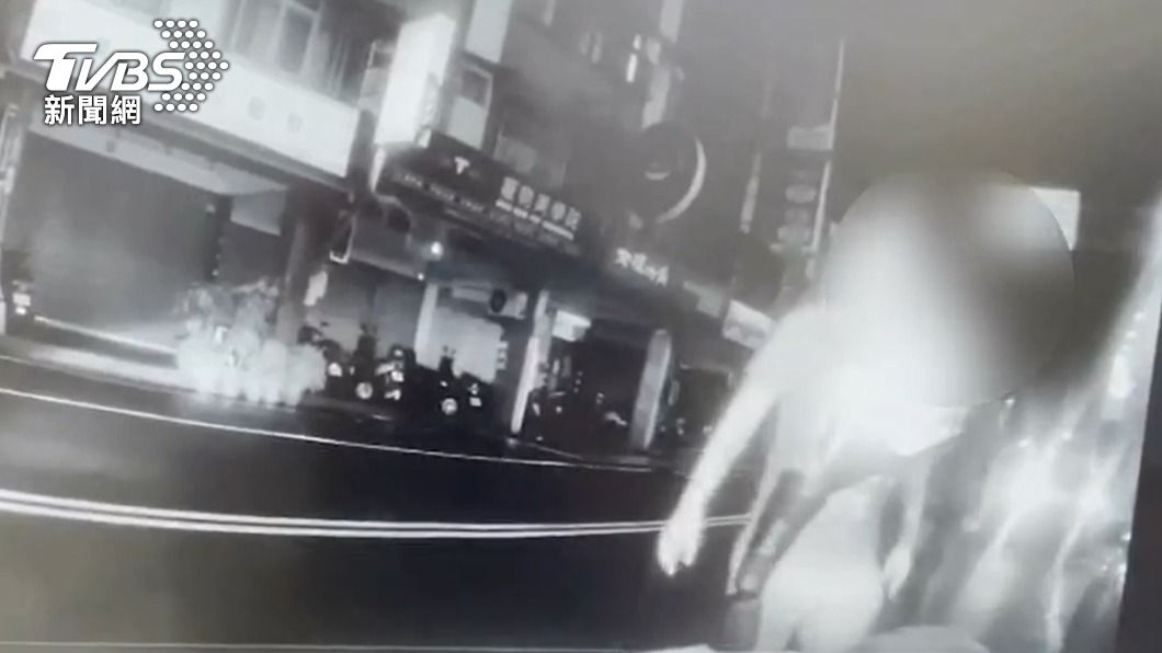 王姓駕駛遭對方持安全帽砸車挑釁,拿出長刀理論,警方一併將他帶回偵辦。(圖/TVBS)