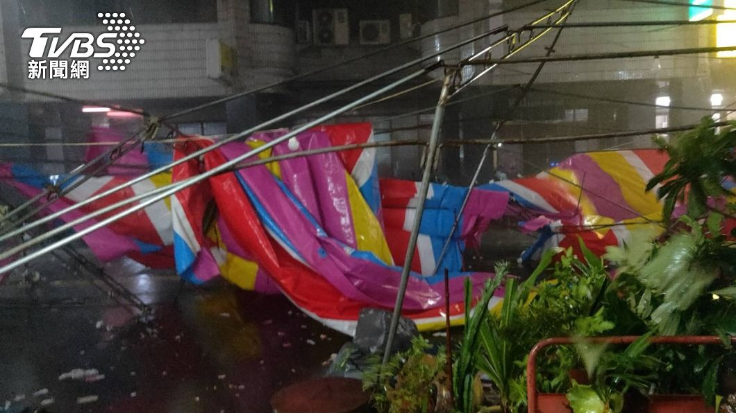 風雨愈晚愈強,不少遮雨棚已經出現被吹垮的景象。(圖/TVBS)