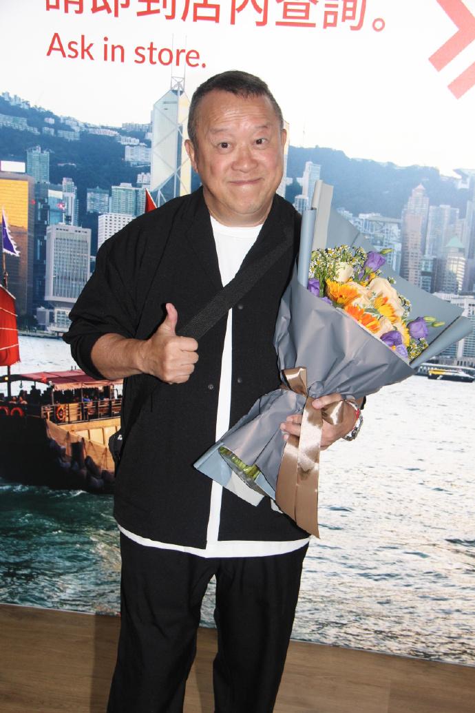 曾志偉捧著花。(圖/翻攝自微博大公文匯網)